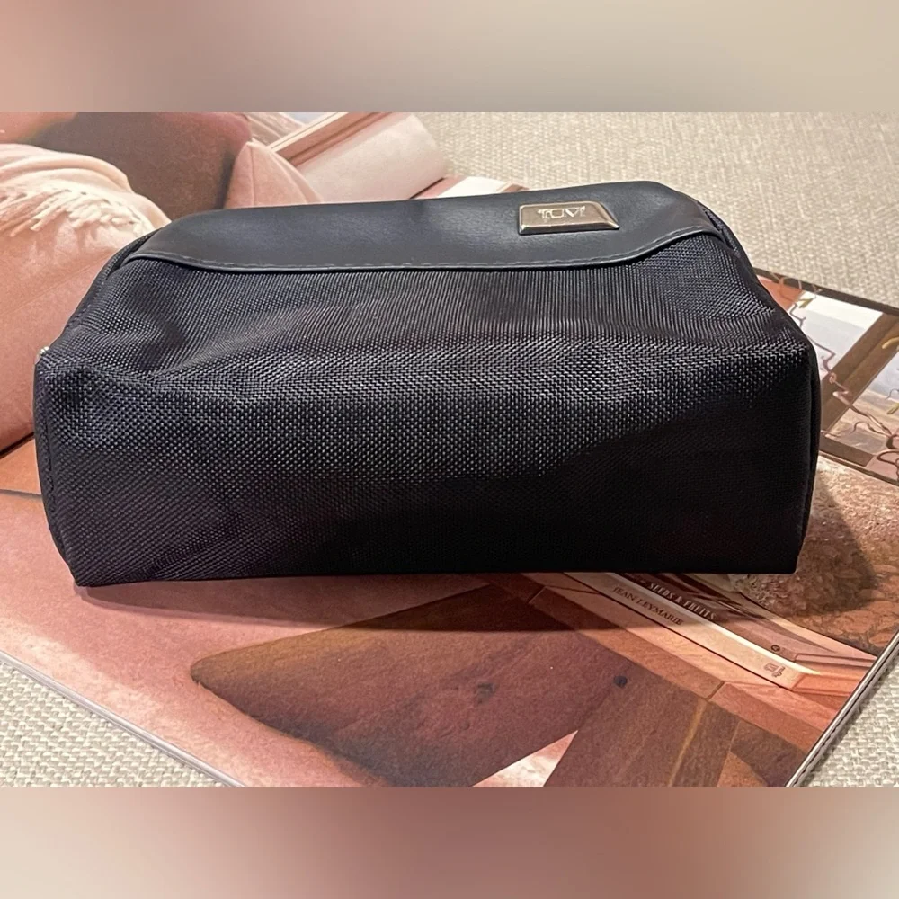 Tumi For Delta Lined Cosmetic/Toiletry Travel Pouch/Case In True Navy Blue
